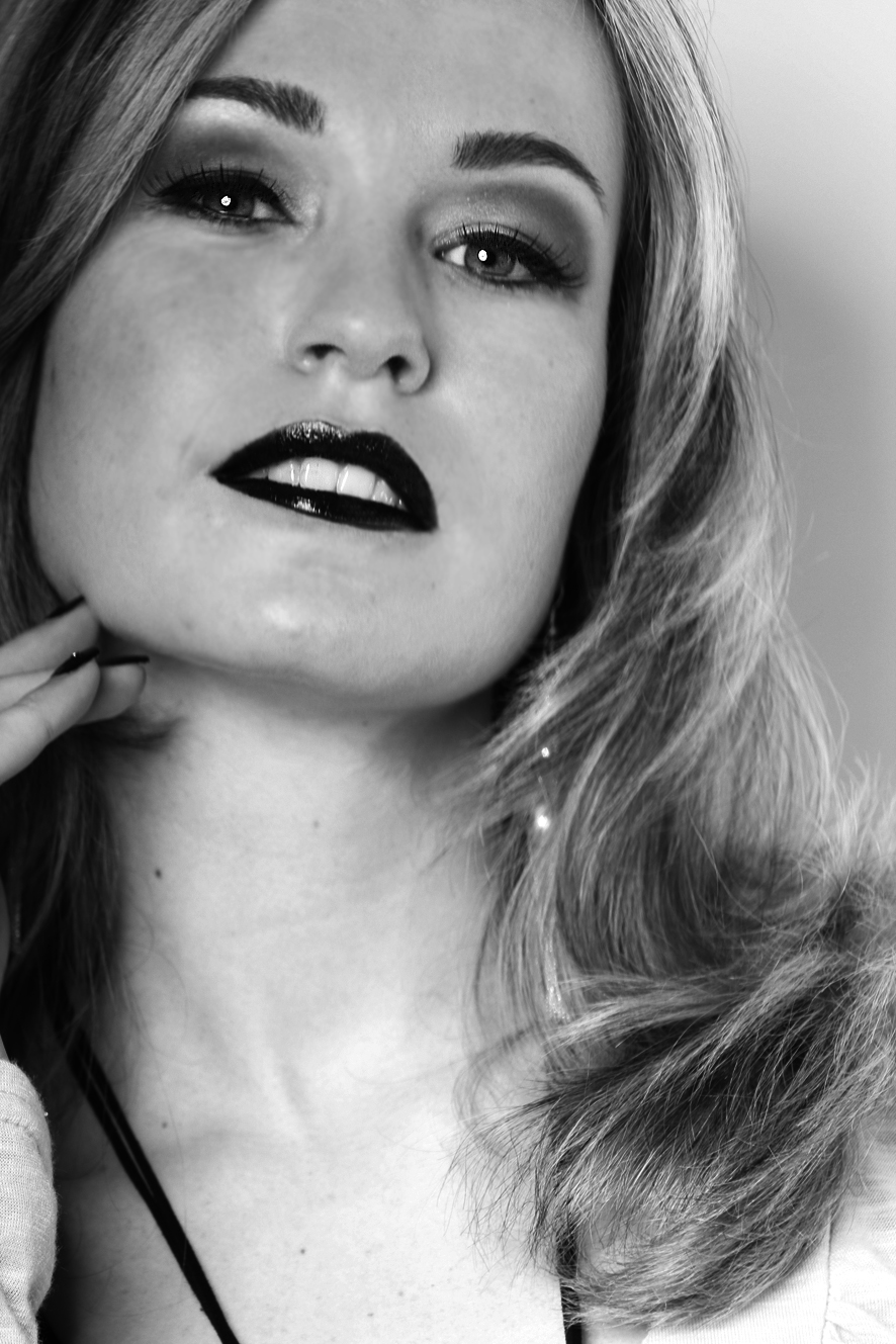 Schwarz-Wei&szlig;-Portrait eines Models mit langen Haaren